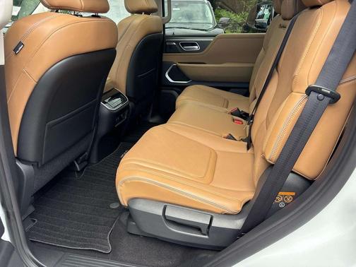 Radiant White 2027 INFINITI QX80 Luxe