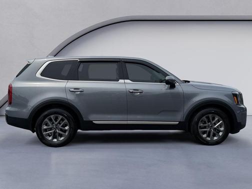Everlasting Silver 2023 Kia Telluride LX