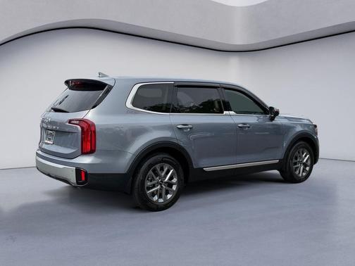 Everlasting Silver 2023 Kia Telluride LX