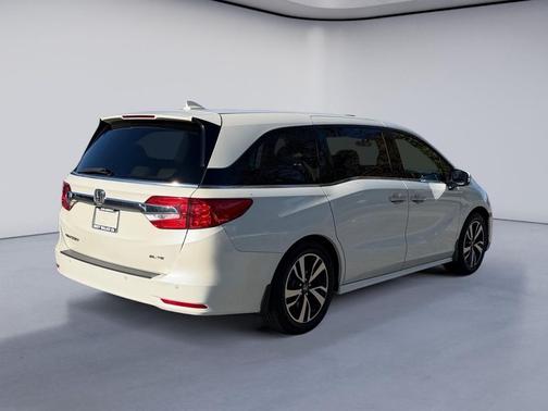 White Diamond Pearl 2019 Honda Odyssey Elite