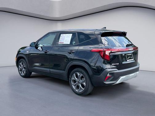 Fusion Black 2024 Kia Seltos LX