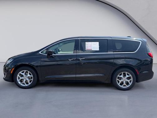 Brilliant Black Crystal Pearlcoat 2018 Chrysler Pacifica Touring Plus