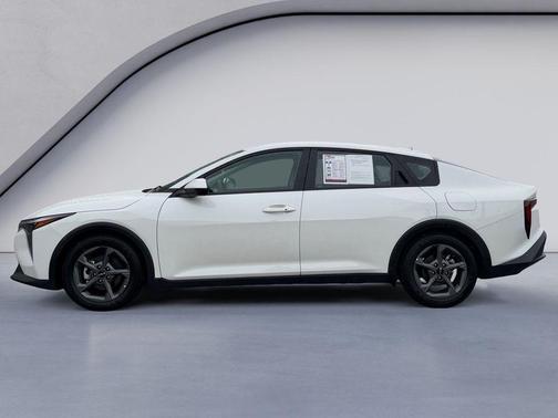 Snow White Pearl 2025 Kia K4 LXS