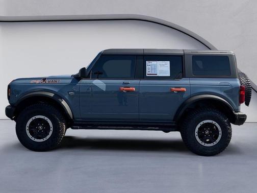 Azure Gray Metallic Tri-Coat 2023 Ford Bronco Black Diamond