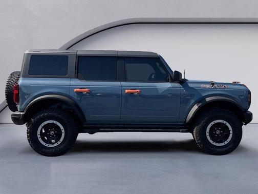 Azure Gray Metallic Tri-Coat 2023 Ford Bronco Black Diamond