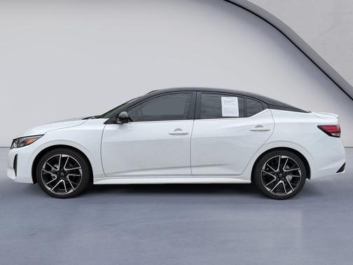 Aspen White Tricoat/Super Black 2024 Nissan Sentra SR