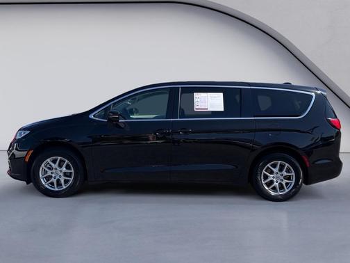 Diamond Black Crystal Pearlcoat 2024 Chrysler Pacifica Touring L