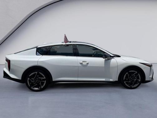 Snow White Pearl 2025 Kia K4 GT-Line