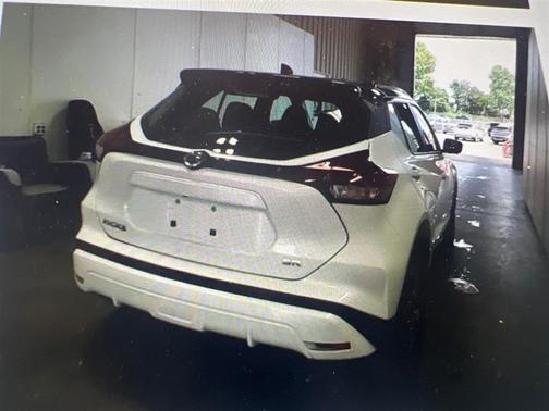 White 2021 Nissan Kicks SR