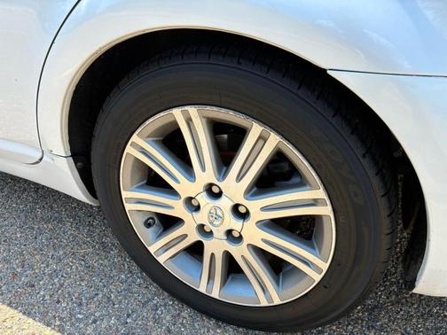 White 2009 Toyota Avalon XLS