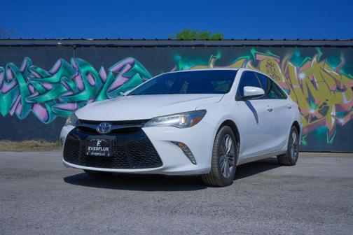 Super White 2017 Toyota Camry SE