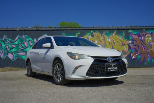 Super White 2017 Toyota Camry SE