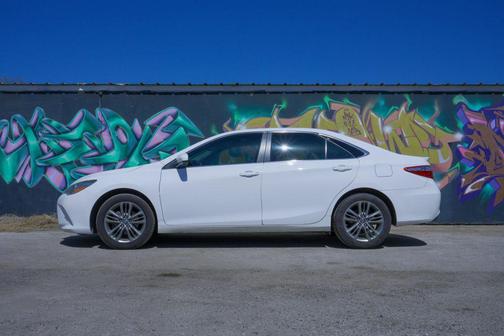 Super White 2017 Toyota Camry SE