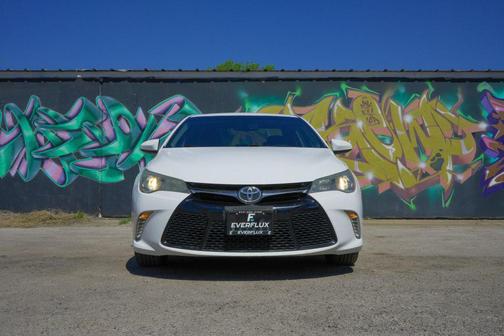 Super White 2017 Toyota Camry SE