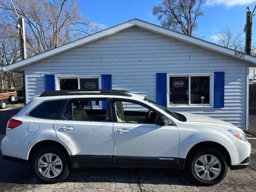 White 2012 Subaru Outback 2.5i