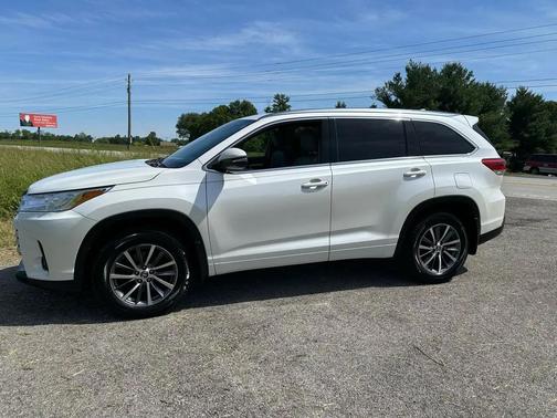White 2018 Toyota Highlander XLE