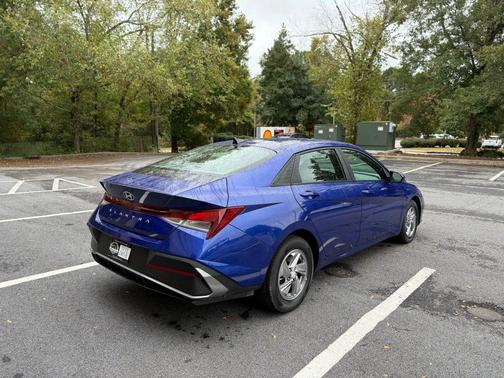 2025 Hyundai ELANTRA SE