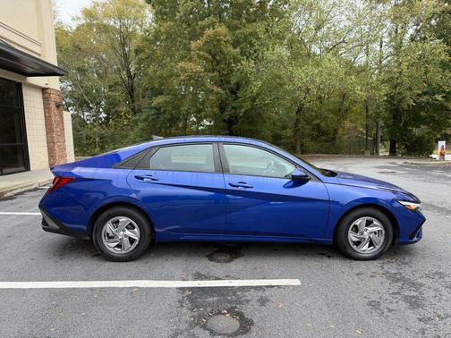 2025 Hyundai ELANTRA SE