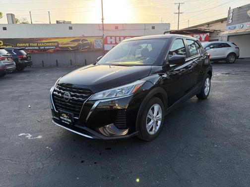 Super Black 2024 Nissan Kicks S