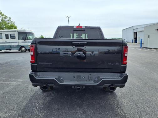 Diamond Black Crystal Pearl Coat (pxj) 2026 RAM 1500 Big Horn/Lone Star