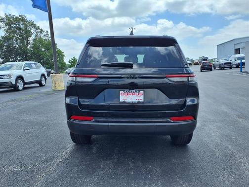 Diamond Black Crystal Pearl Coat 2024 Jeep Grand Cherokee Altitude