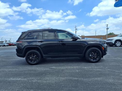 Diamond Black Crystal Pearl Coat 2024 Jeep Grand Cherokee Altitude