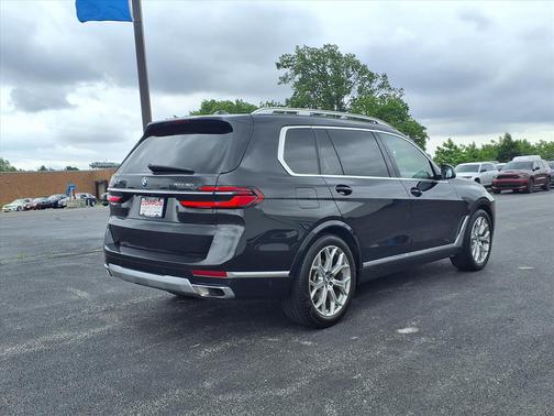 Black Sapphire Metallic 475 2023 BMW X7 xDrive40i