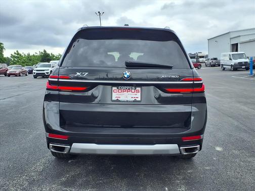 Black Sapphire Metallic 475 2023 BMW X7 xDrive40i