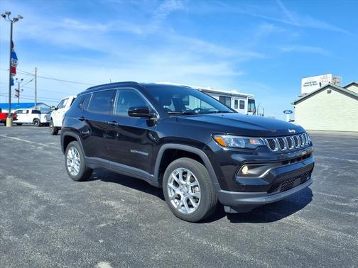 Diamond Black Crystal Pearl Coat 2023 Jeep Compass Latitude Lux
