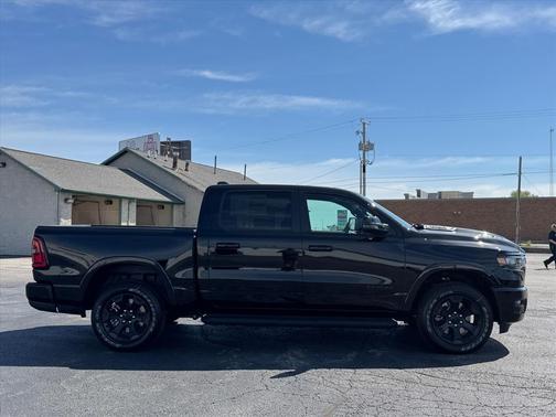 Diamond Black Crystal Pearl Coat (pxj) 2026 RAM 1500 Big Horn/Lone Star