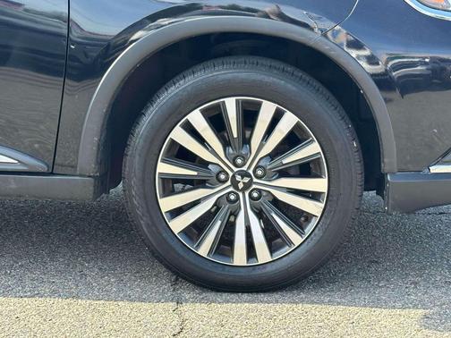 Labrador Black Metallic 2020 Mitsubishi Outlander ES