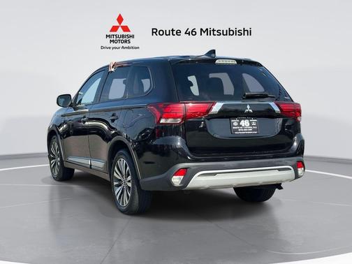 Labrador Black Metallic 2020 Mitsubishi Outlander ES