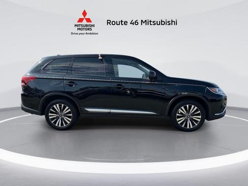 Labrador Black Metallic 2020 Mitsubishi Outlander ES
