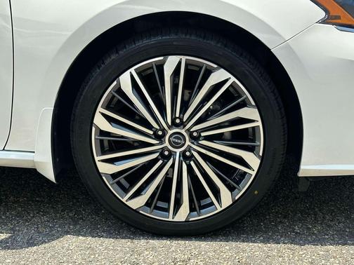 Pearl White Tricoat 2024 Nissan Altima 2.5 SL