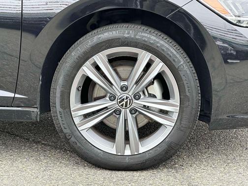 Deep Black Pearl 2024 Volkswagen Jetta 1.5T SE