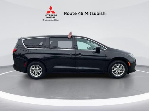 Brilliant Black Crystal Pearlcoat 2023 Chrysler Voyager LX