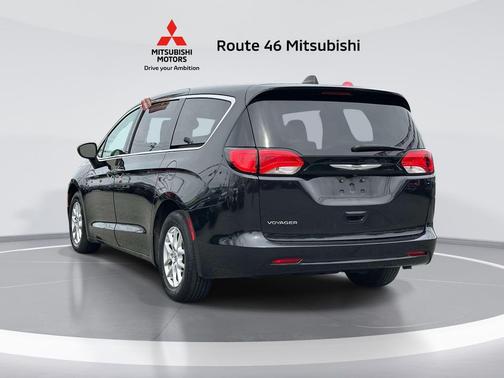 Brilliant Black Crystal Pearlcoat 2023 Chrysler Voyager LX
