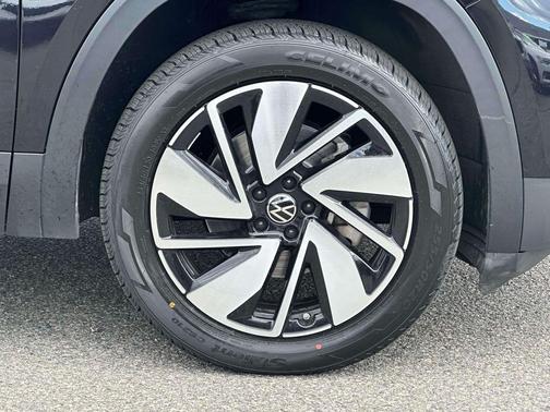 Platinum Gray Metallic 2024 Volkswagen Atlas 2.0T SE w/Technology 4MOTION
