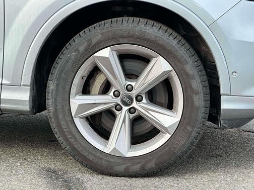 2024 Audi Q7 45 Premium Plus