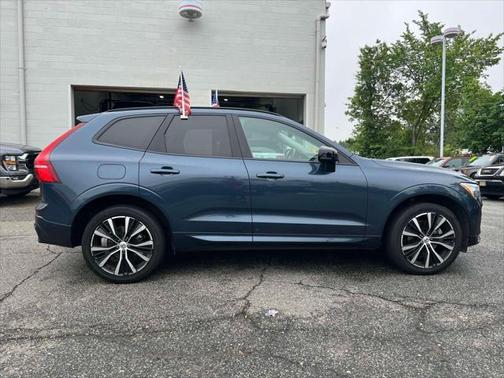 2024 Volvo XC60 B5 Plus Dark Theme