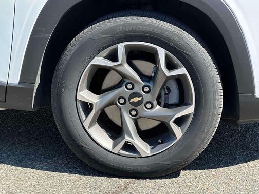 Summit White 2025 Chevrolet Trax LT