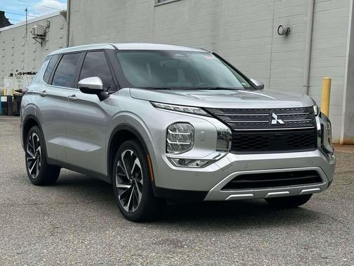 Alloy Silver Metallic 2024 Mitsubishi Outlander SE S-AWC