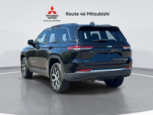 Diamond Black Crystal Pearlcoat 2023 Jeep Grand Cherokee Limited