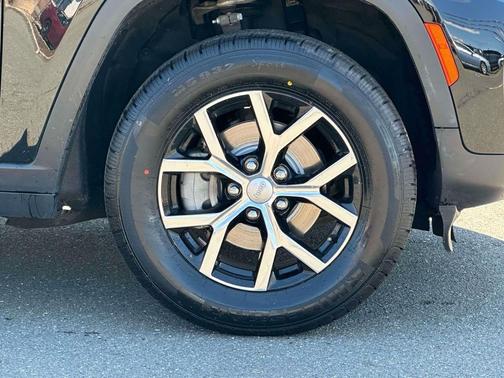 Diamond Black Crystal Pearlcoat 2023 Jeep Grand Cherokee Limited