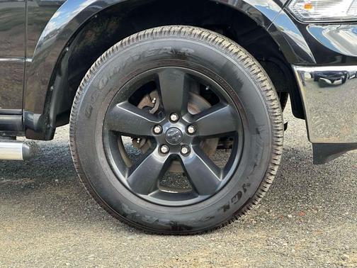 Brilliant Black Crystal Pearl 2018 RAM 1500 SLT