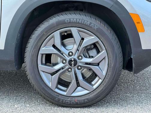 Steel Gray 2024 Kia Seltos LX
