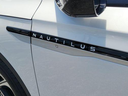 WHITE PLATINUM MET 3C 2024 Lincoln Nautilus Premiere
