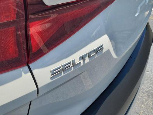Snow White Pearl 2023 Kia Seltos LX