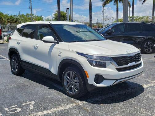Snow White Pearl 2023 Kia Seltos LX