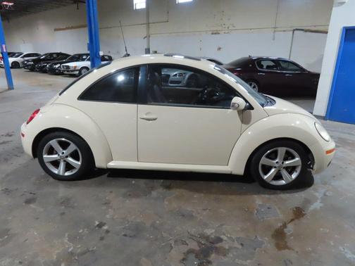 Gold 2006 Volkswagen New Beetle 2.5